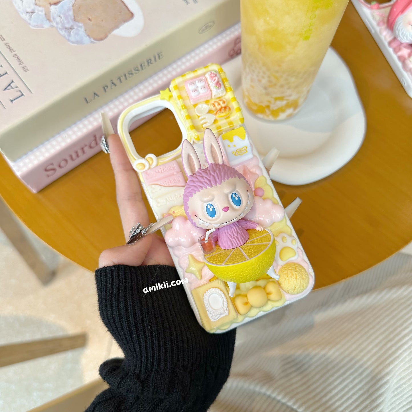 白と黒のバロック模様の携帯ケース