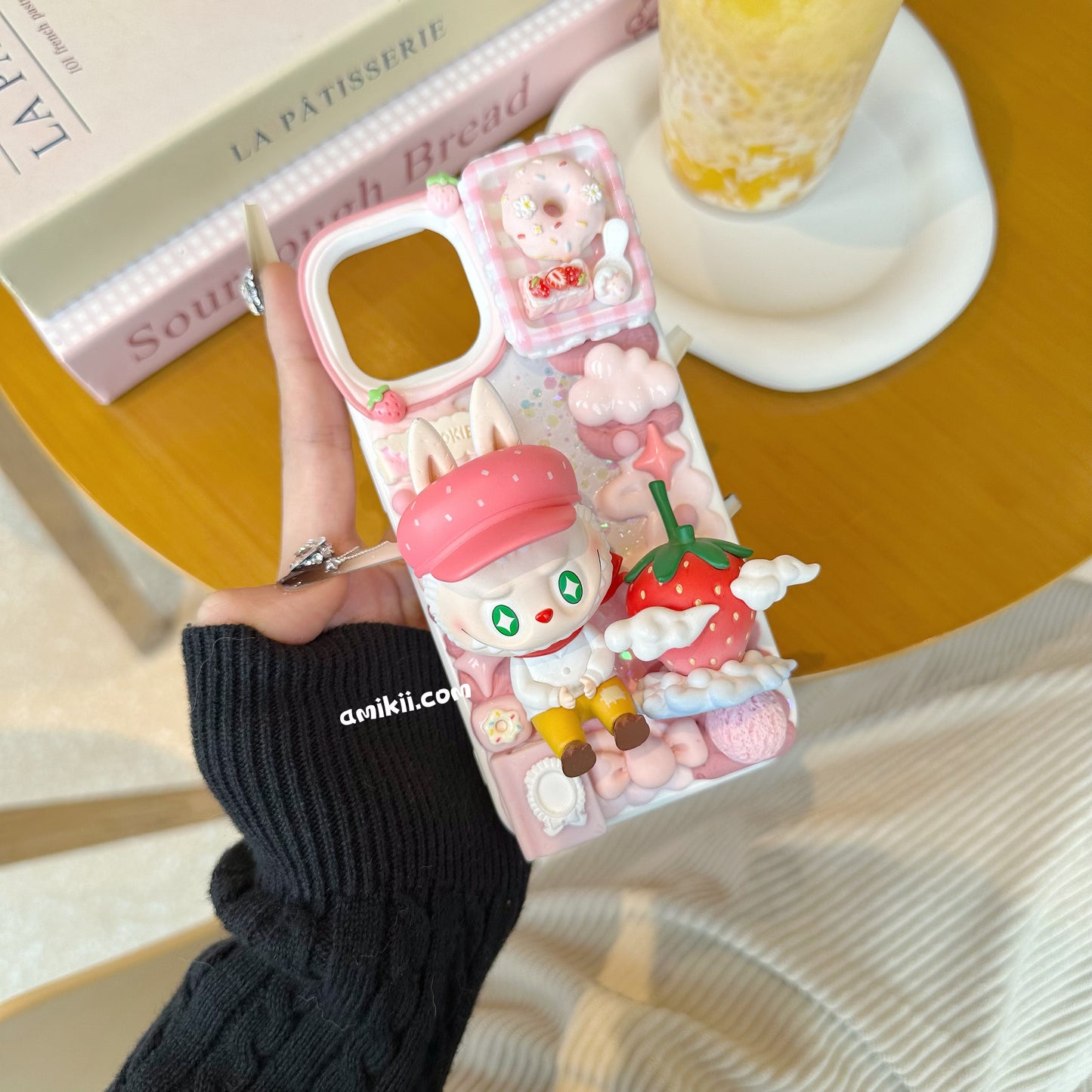 白と黒のバロック模様の携帯ケース