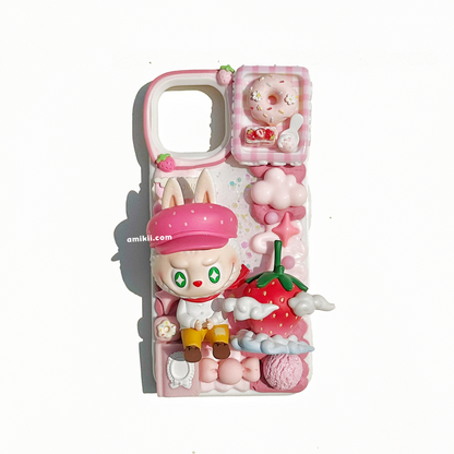 白と黒のバロック模様の携帯ケース