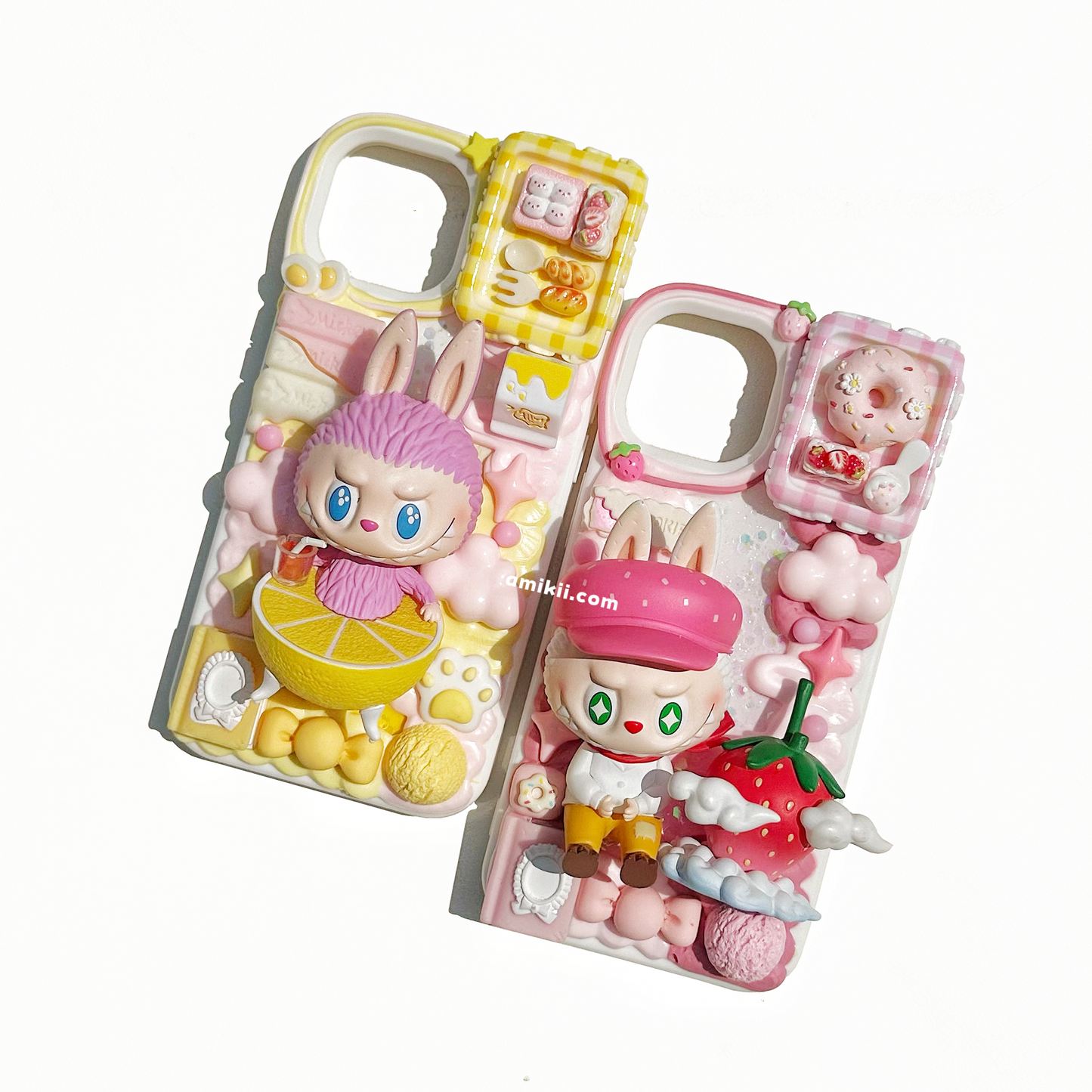 白と黒のバロック模様の携帯ケース